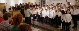 Starke gesangliche Leistung: Im Einklang und Wohlklang: Der Kinderchor der Wilhelm-Geibel-Schule mit dem Kirchenchor von St. Elisabeth